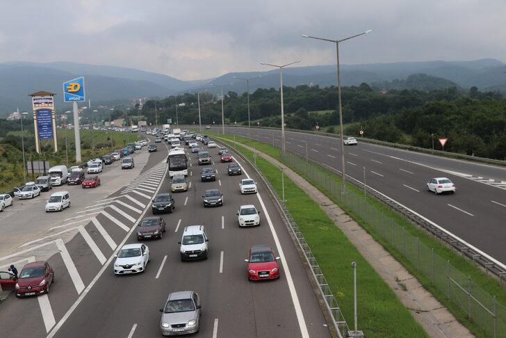 Bayram tatili için yola çıkanlar Bolu Dağı'nda uzun araç kuyrukları oluşturdu G2