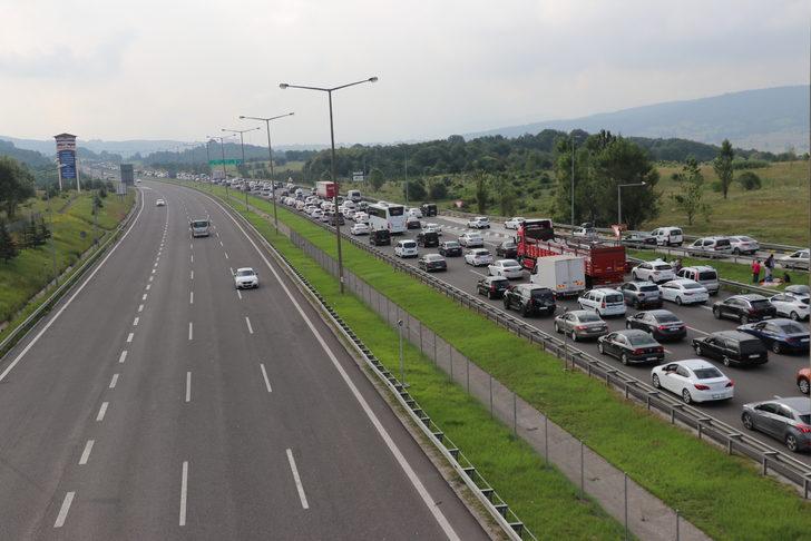 Bayram tatili için yola çıkanlar Bolu Dağı'nda uzun araç kuyrukları oluşturdu G3