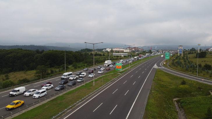 Bayram tatili için yola çıkanlar Bolu Dağı'nda uzun araç kuyrukları oluşturdu G4