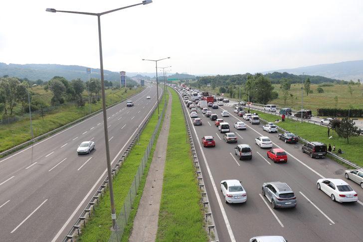 Bayram tatili için yola çıkanlar Bolu Dağı'nda uzun araç kuyrukları oluşturdu G5