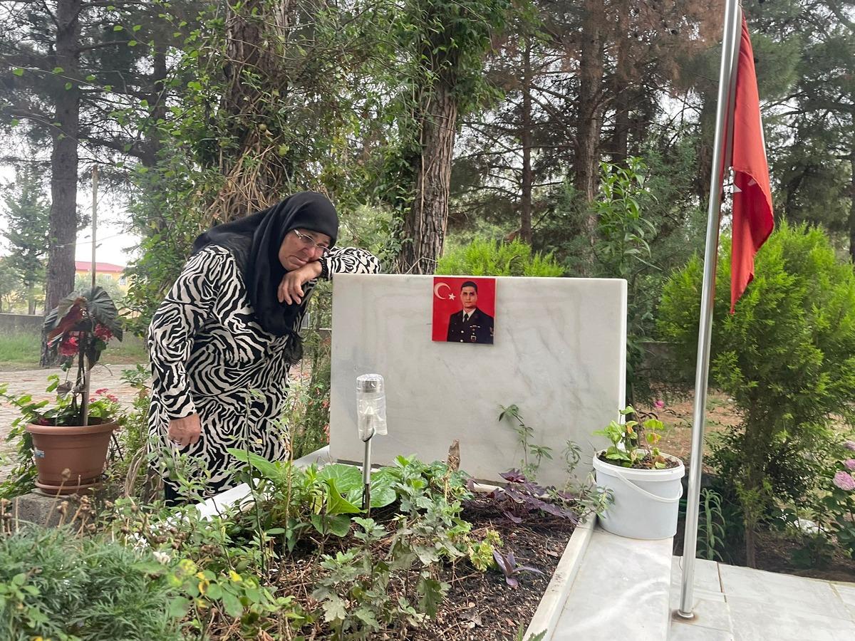 Eren B&uuml;lb&uuml;l'&uuml; korurken şehit d&uuml;şen Ferhat Gedik'in kabrine ziyaret