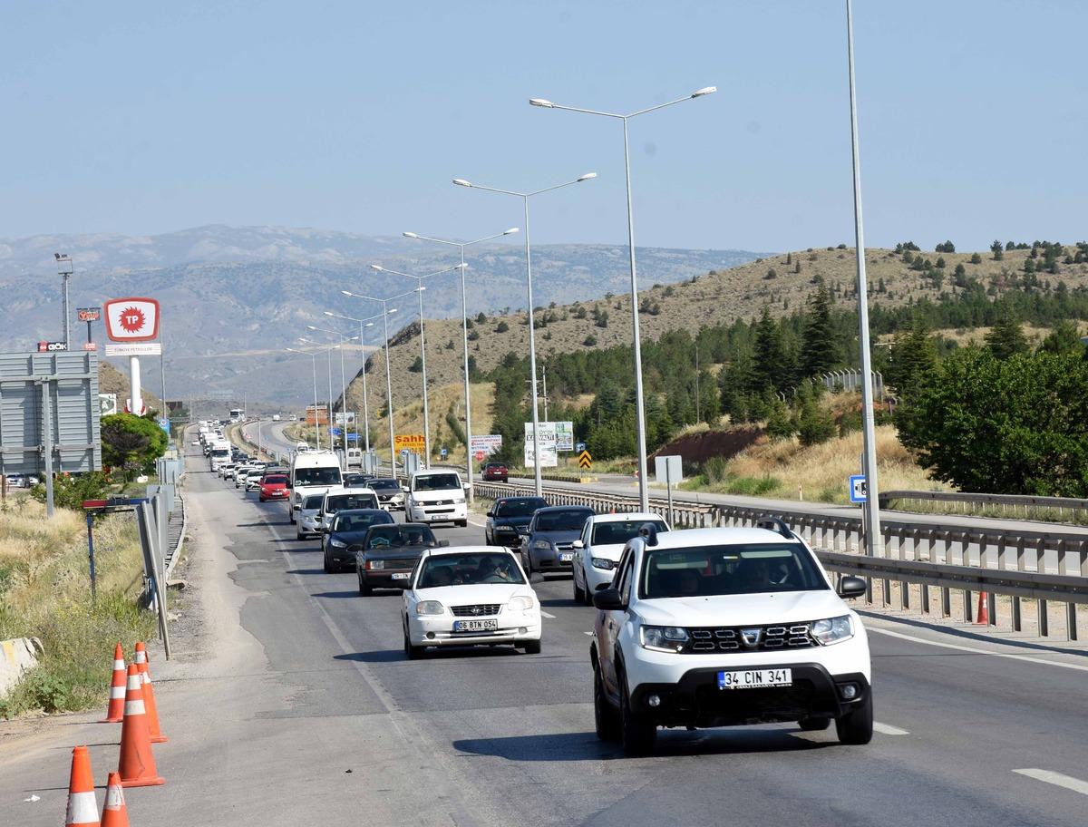 "Kilit kavşak" Kırıkkale'de bayram &ouml;ncesi trafik yoğunluğu arttı