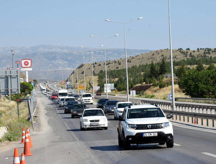 "Kilit kavşak" Kırıkkale'de bayram öncesi trafik yoğunluğu arttı G1