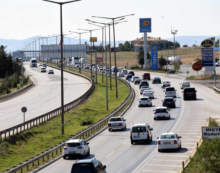 "Kilit kavşak" Kırıkkale'de bayram öncesi trafik yoğunluğu arttı G4