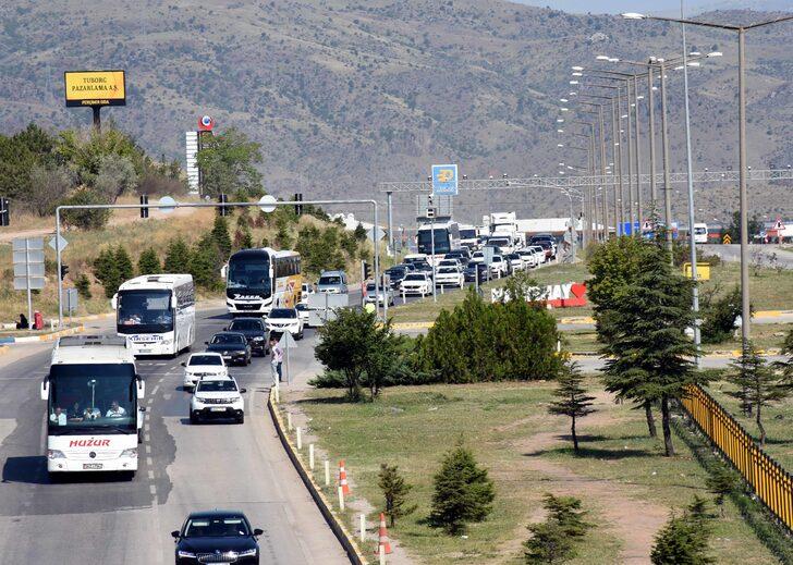 "Kilit kavşak" Kırıkkale'de bayram öncesi trafik yoğunluğu arttı G5