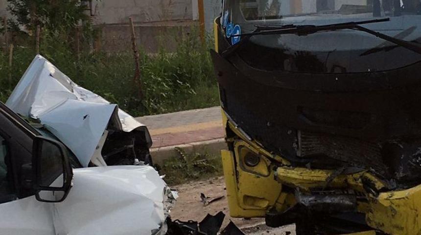 Bursa'da halk otob&uuml;s&uuml;yle &ccedil;arpışan hafif ticari aracın s&uuml;r&uuml;c&uuml;s&uuml; &ouml;ld&uuml;