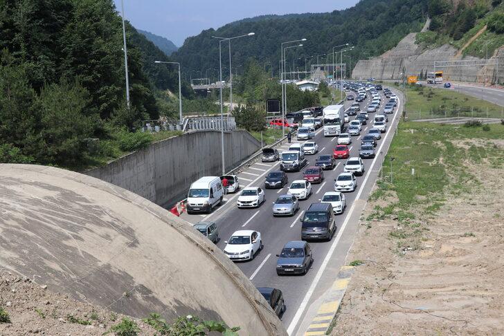 GÜNCELLEME - Bayram tatili için yola çıkanlar Bolu Dağı'nda uzun araç kuyrukları oluşturdu G2