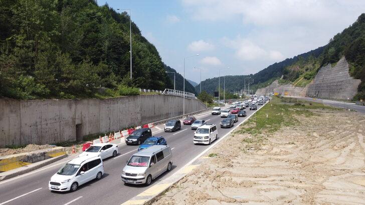 GÜNCELLEME - Bayram tatili için yola çıkanlar Bolu Dağı'nda uzun araç kuyrukları oluşturdu G3