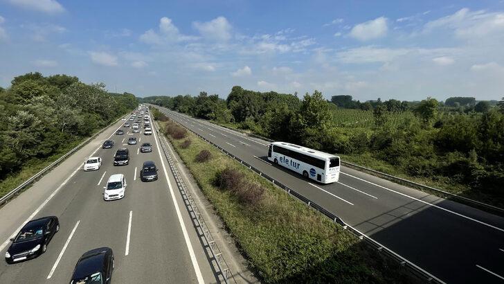 GÜNCELLEME - Bayram tatili için yola çıkanlar Bolu Dağı'nda uzun araç kuyrukları oluşturdu G5