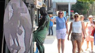 Antalya'daki 'Lidya Bank' heykeline saldırı! Önce tekmeledi, sonra benzin döküp yaktı