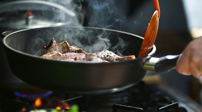 Zehirleyebilir, yakabilir, kesebilirsiniz... Yemek yapmayı öğrenirken yapılan ölümcül günah!