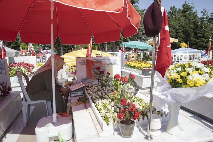 Şehit yakınları ve gaziler bayram arifesinde Cebeci Askeri Şehitliği'ni ziyaret etti G4