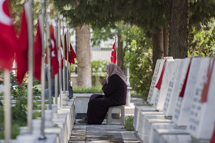Şehit yakınları ve gaziler bayram arifesinde Cebeci Askeri Şehitliği'ni ziyaret etti G5