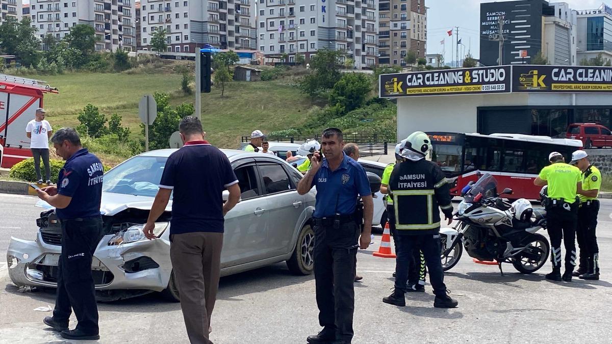 Samsun'da iki otomobil &ccedil;arpıştı, 7 kişi yaralandı