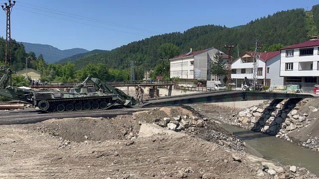 Kastamonu'da selde yıkılan köprünün yerine askeri köprü konuldu