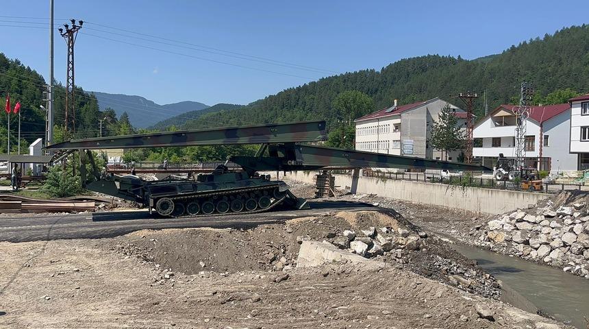 Kastamonu'da selde yıkılan köprünün yerine askeri köprü konuldu