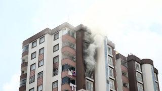 Adana'da evde çıkan yangında 3 kişi dumandan etkilendi