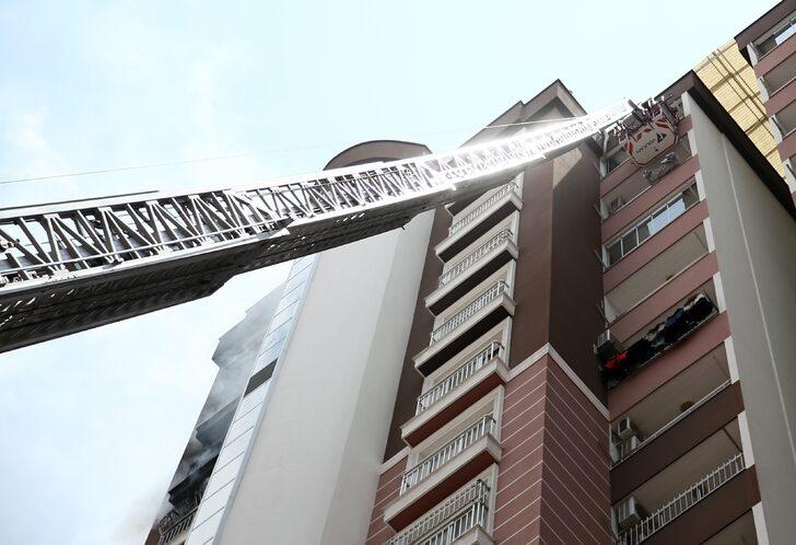 Adana'da evde çıkan yangında 3 kişi dumandan etkilendi G3