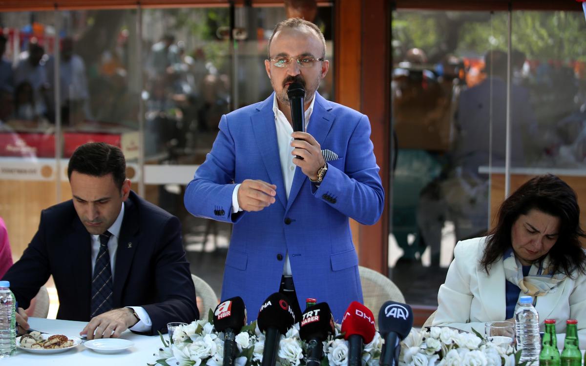 AK Parti Grup Başkanvekili Turan, &Ccedil;anakkale'de partisinin bayramlaşma t&ouml;renine katıldı: