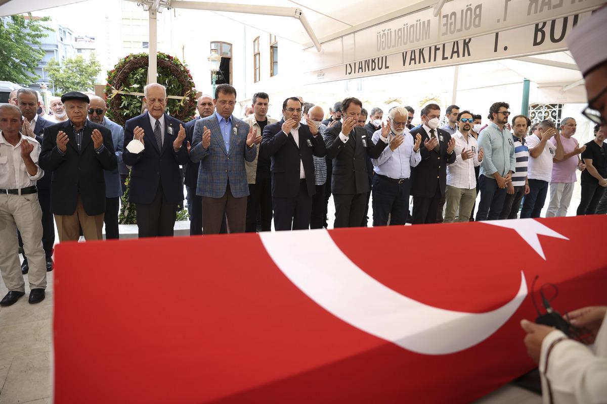 Eski Dışişleri Bakanı T&uuml;rkmen, İstanbul'da son yolculuğuna uğurlandı