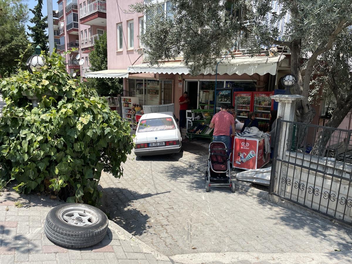 Denizli'de lastiği &ccedil;ıkan otomobil, bakkalın duvarına &ccedil;arparak durdu