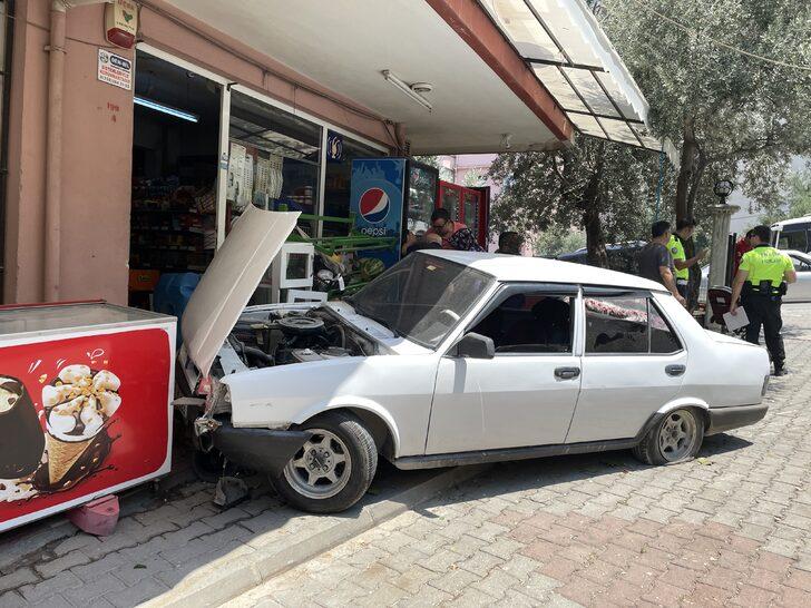 Denizli'de lastiği çıkan otomobil, bakkalın duvarına çarparak durdu G2