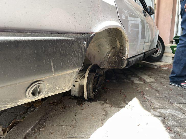 Denizli'de lastiği çıkan otomobil, bakkalın duvarına çarparak durdu G3