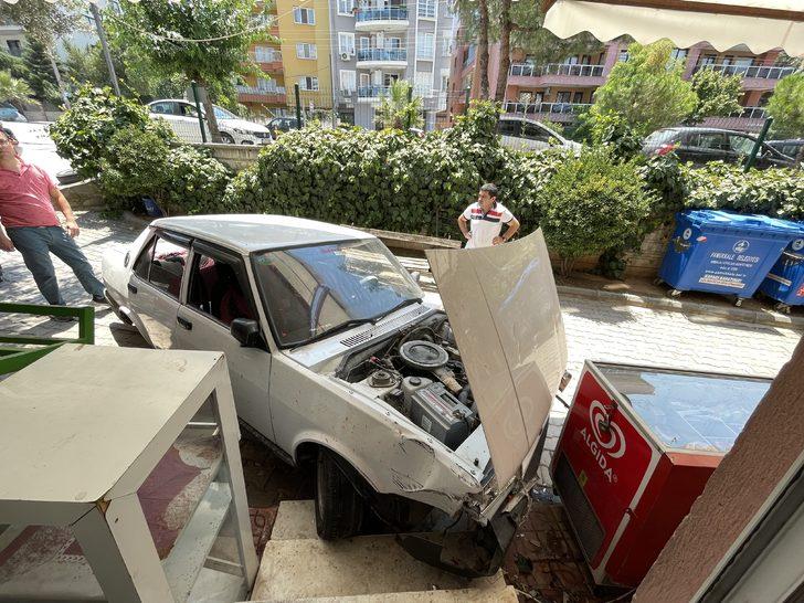 Denizli'de lastiği çıkan otomobil, bakkalın duvarına çarparak durdu G5