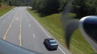 İnanılmaz anlar! ABD'de arıza yapan uçak otoyola indi