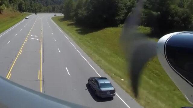 İnanılmaz anlar! ABD'de arıza yapan uçak otoyola indi