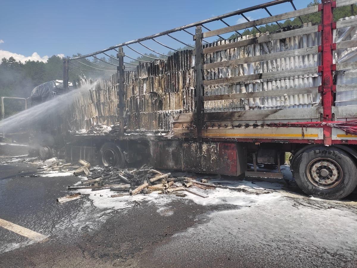 Anadolu Otoyolu'nda yanan tır kullanılamaz hale geldi