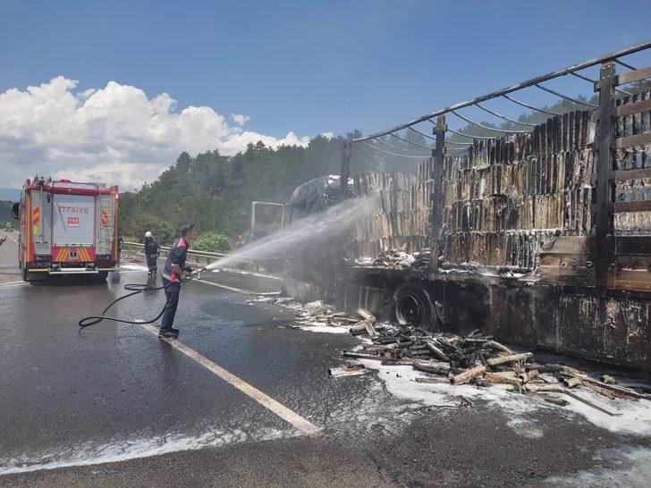 Anadolu Otoyolu'nda yanan tır kullanılamaz hale geldi G2