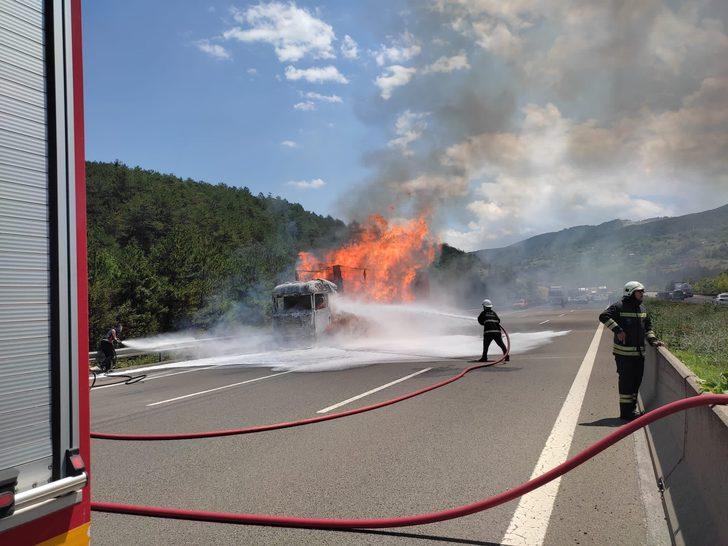 Anadolu Otoyolu'nda yanan tır kullanılamaz hale geldi G3