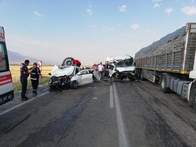 Afyonkarahisar'da iki otomobilin çarpıştığı kazada 2 kişi öldü, 1 kişi yaralandı