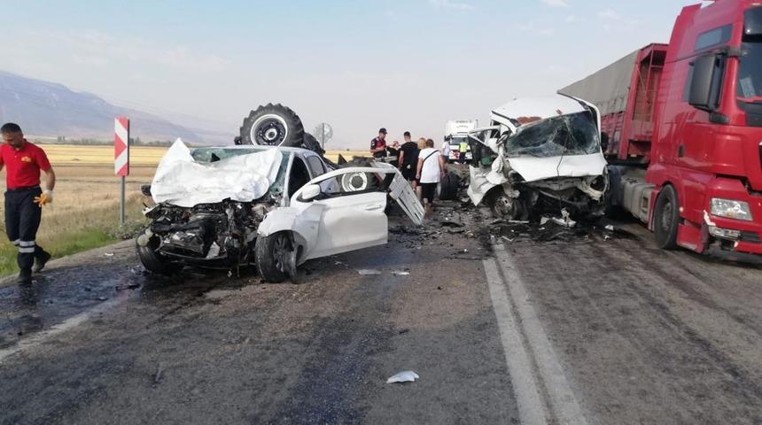 Afyonkarahisar'da iki otomobilin çarpıştığı kazada 2 kişi öldü, 1 kişi yaralandı