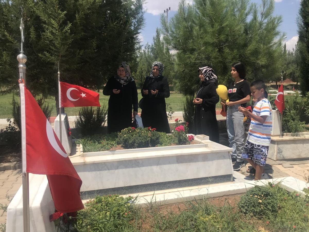Şanlıurfa, Malatya ve Adıyaman'da arife g&uuml;n&uuml;nde şehit kabirleri ziyaret edildi