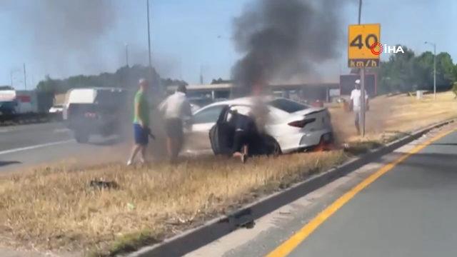 Yanan aracın sürücüsünü kurtarmak için zamanla yarıştılar
