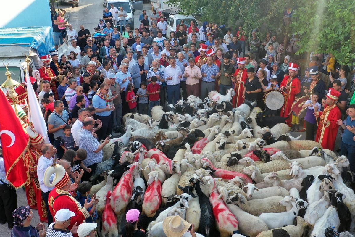 Isparta'da Kurban Bayramı &ouml;ncesi 400 yıllık gelenek s&uuml;rd&uuml;r&uuml;ld&uuml;