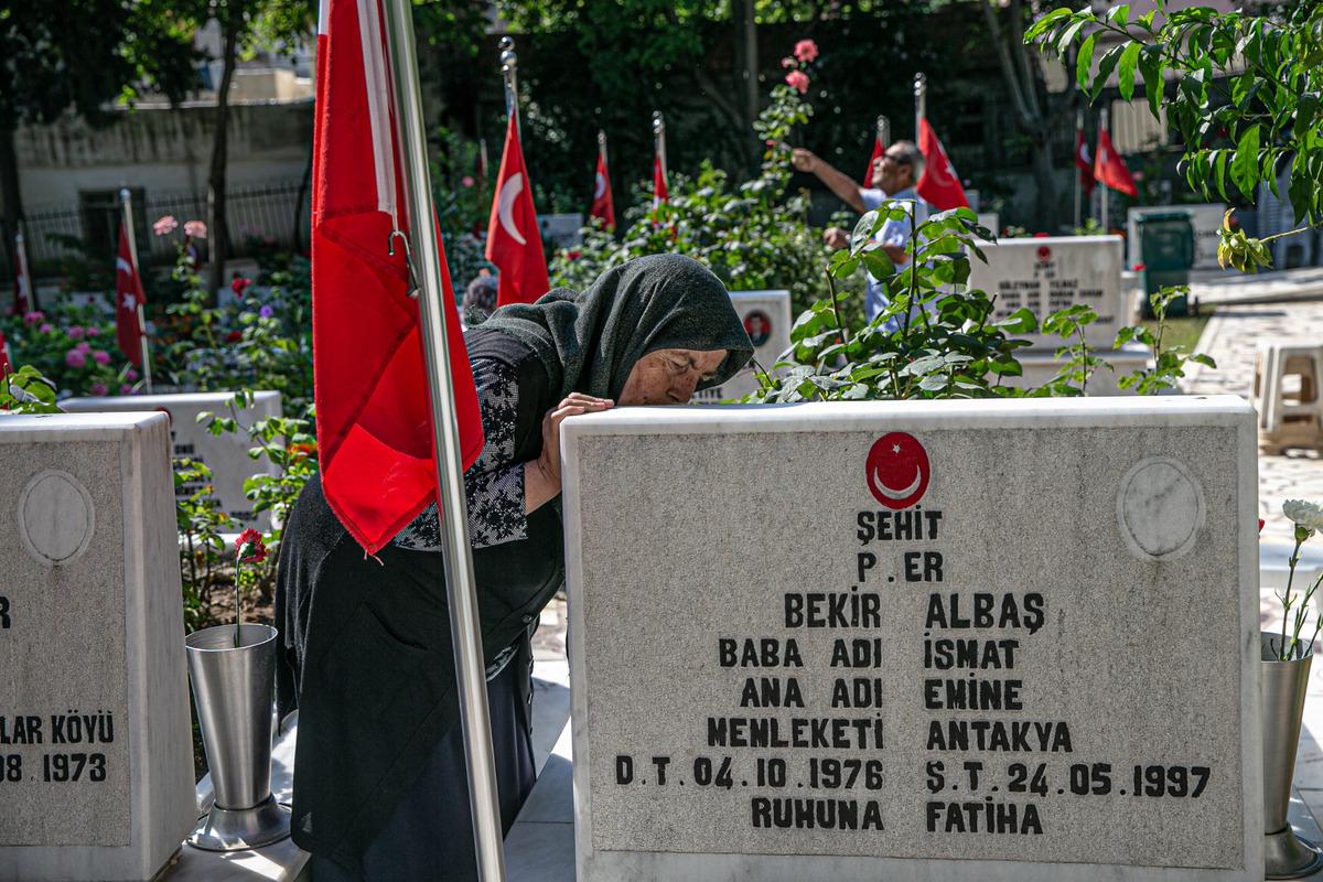 Adana, Mersin, Hatay ve Osmaniye'de arife g&uuml;n&uuml;nde şehitlikler ziyaret edildi