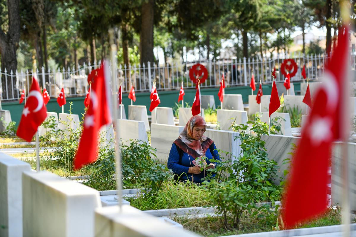 Gaziantep'te arife g&uuml;n&uuml;nde şehit kabirleri ziyaret edildi