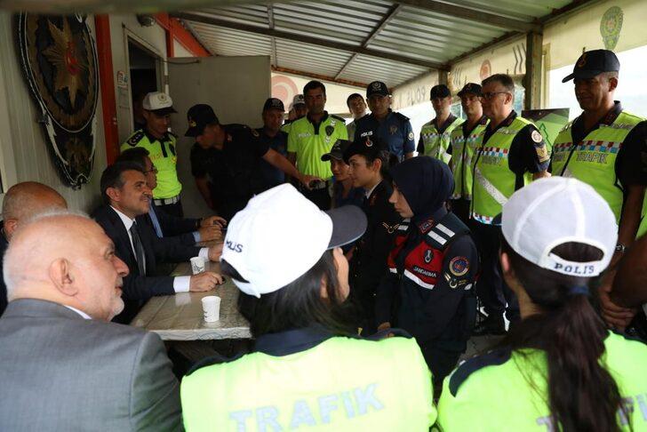 Düzce Valisi Atay, Bolu Dağı'nda bayram trafiğini denetledi G4