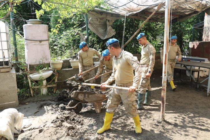 Kastamonu'da jandarmanın sel bölgesindeki çalışmaları kliple anlatıldı G2
