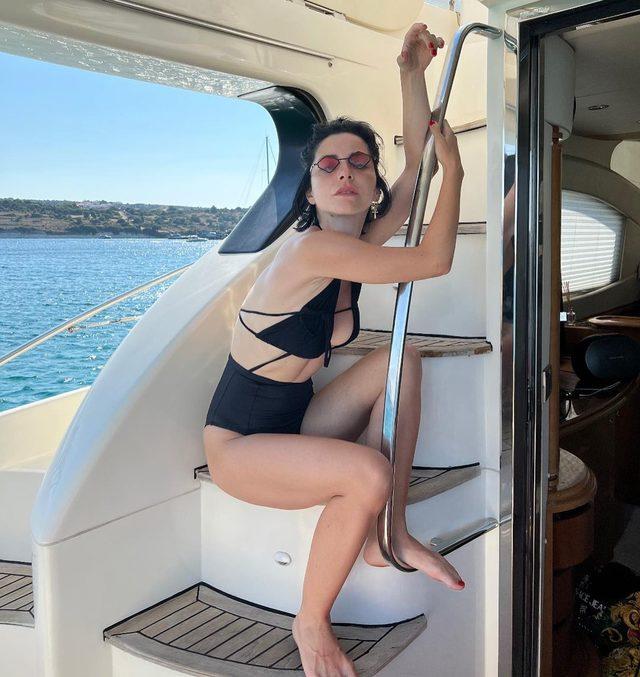 Merve Boluğur derin göğüs dekoltesiyle Instagram'ı salladı!