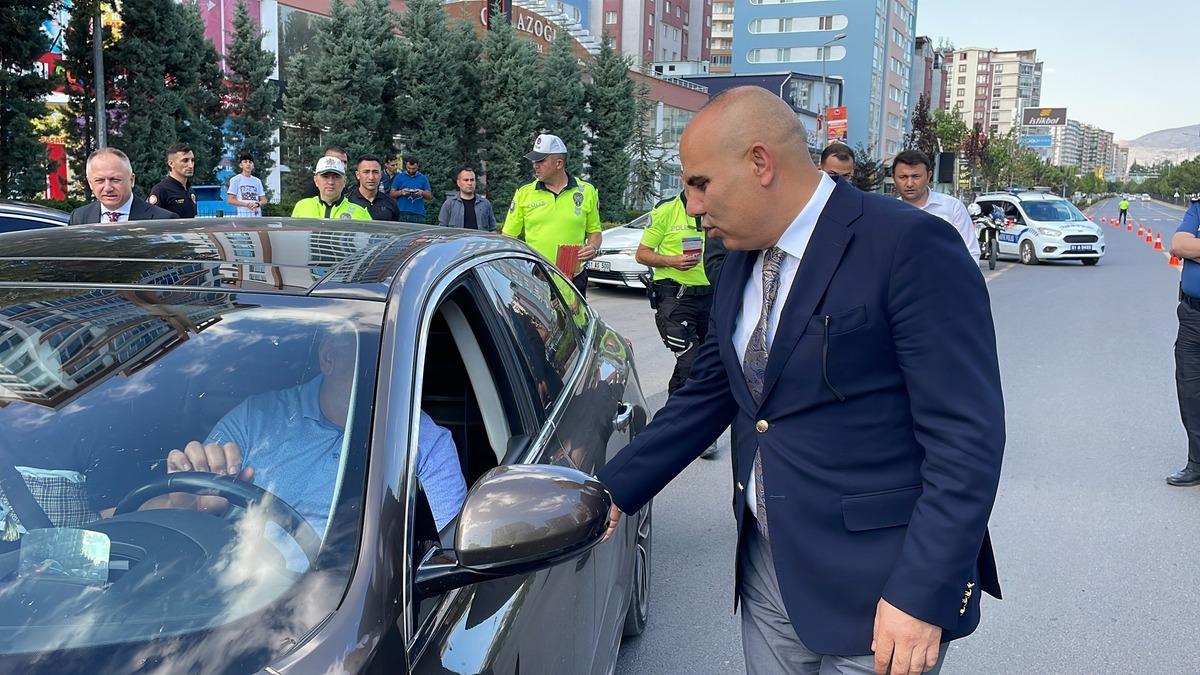 Niğde Valisi Mustafa Ko&ccedil;, bayram &ouml;ncesi trafik denetimine katıldı