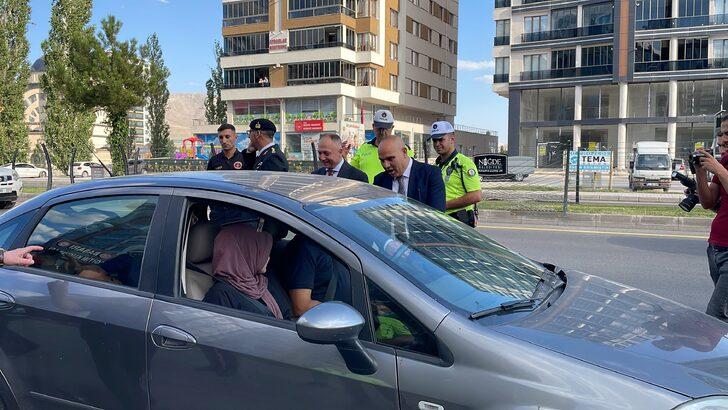 Niğde Valisi Mustafa Koç, bayram öncesi trafik denetimine katıldı G3