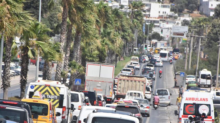 Bir günde 40 bin araç giriş yaptı! Trafik durma noktasına geldi