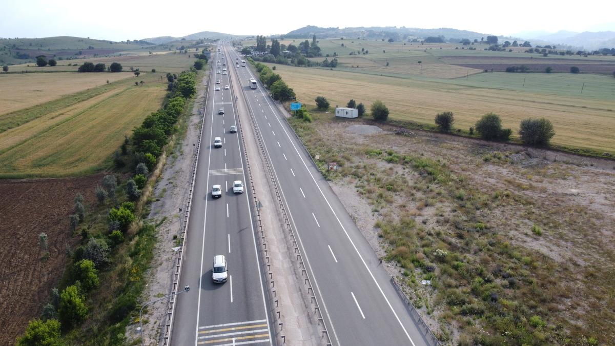 İstanbul'u Karadeniz illerine bağlayan D-100 kara yolunda bayram yoğunluğu s&uuml;r&uuml;yor