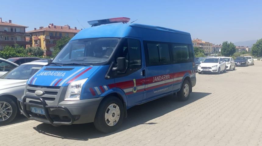 İzmir'de iki aile arasındaki silahlı kavgaya ilişkin yakalanan 3 zanlı tutuklandı