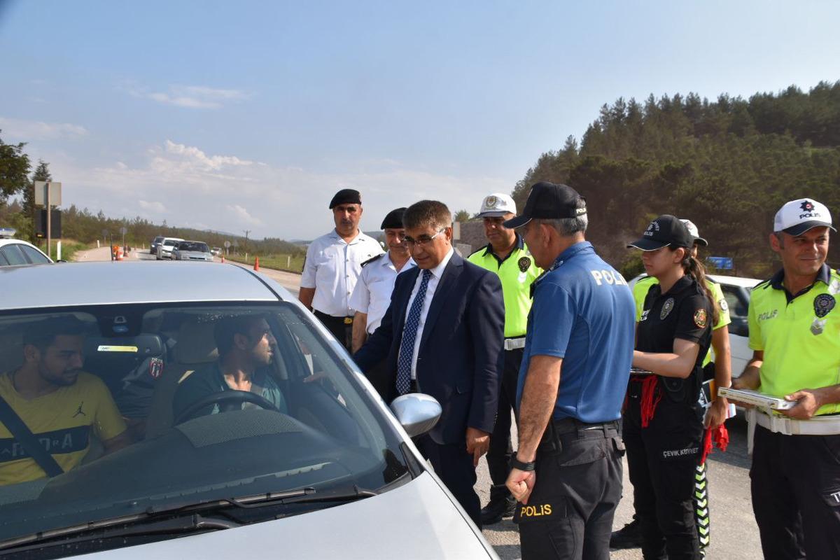 Karab&uuml;k Valisi G&uuml;rel, emniyet kemeri denetiminde s&uuml;r&uuml;c&uuml;leri uyardı