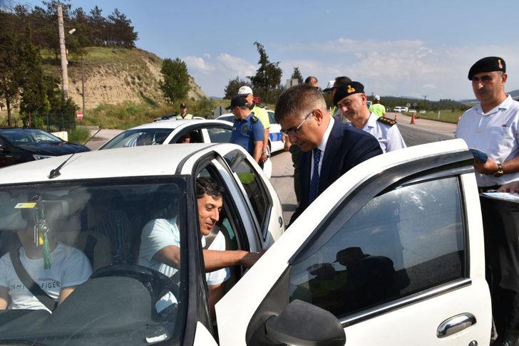 Karabük Valisi Gürel, emniyet kemeri denetiminde sürücüleri uyardı G4